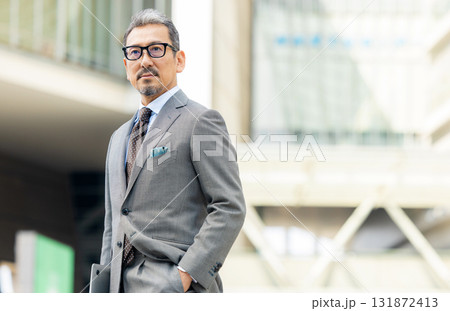 スーツを着た笑顔のシニア男性 スーツを着た笑顔のシニア男性 131872413