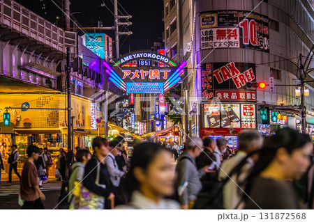 日本の東京都市景観10月。インバウンド続く…外国人観光客らで賑わう上野駅前やアメ横などを望む 131872568