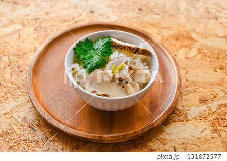 松茸の炊き込みご飯 131872577