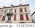 歴史的な建物の並ぶ街並み　フレンチバスク地方のサン・ジャン・ド・リュズにて 131872643