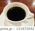 白いコーヒーカップに淹れたブラックのホットコーヒーのクローズアップ 131872692