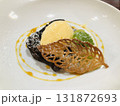 バニラアイスとガトーショコラ 　リーフ型のクッキー添え 131872693