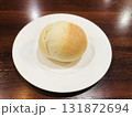 白い皿にのせたプチロールパン1個 131872694