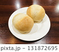 白い皿にのせたプチロールパン2個 131872695