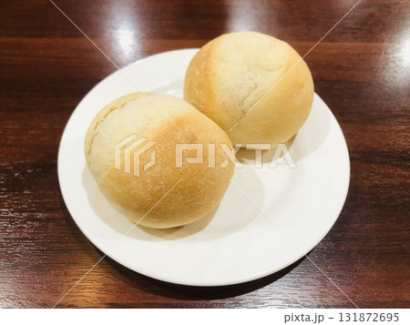 白い皿にのせたプチロールパン2個 131872695