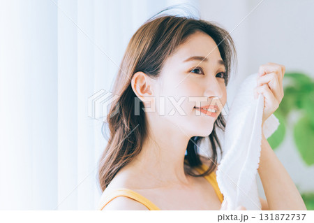 タオルで顔を拭く女性 タオルで顔を拭く女性 131872737