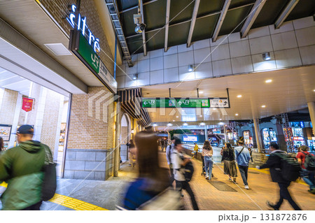 日本の東京都市景観10月。インバウンド続く…外国人観光客らで賑わう上野駅などを望む 131872876
