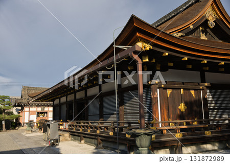 東寺さん　朝日に照らされる西院御影堂1 131872989