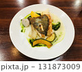 鯛のグリル柑橘系のソース温野菜添え 131873009