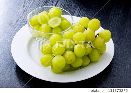 グラスに入ったブドウ グラスに入ったブドウ 131873276