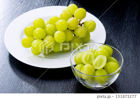 グラスに入ったブドウ グラスに入ったブドウ 131873277
