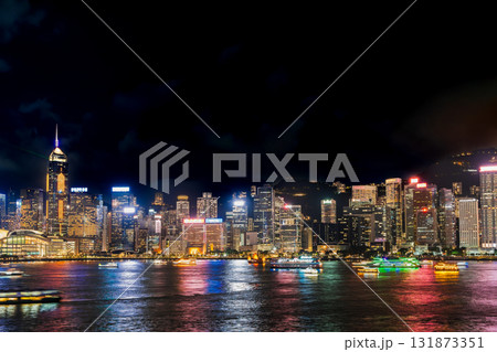 香港　夜のビクトリア・ハーバーと観光船 131873351