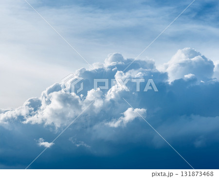柔らかい曇天ブルーグレー背景 柔らかい曇天ブルーグレー背景 131873468