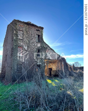 Abandoned Italian rural house landscape facade Abandoned Italian rural house landscape facade 131874001