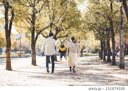 秋の公園で並木道を手をつないで歩く仲良し家族 秋の公園で並木道を手をつないで歩く仲良し家族 131874588