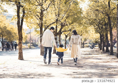 秋の公園で並木道を手をつないで歩く仲良し家族 秋の公園で並木道を手をつないで歩く仲良し家族 131874921