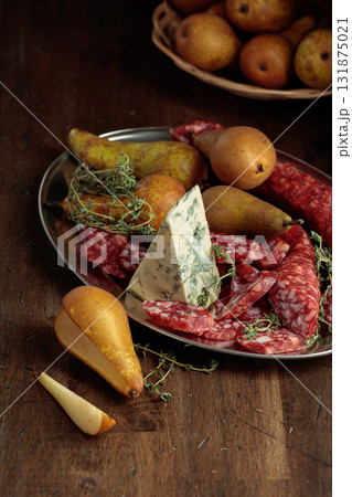 Dry-cured sausages, blue cheese, thyme and pears. 131875021
