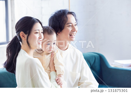 赤ちゃんを抱っこする親子 赤ちゃんを抱っこする親子 131875301