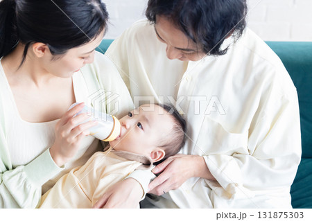 赤ちゃんを抱っこする夫婦 赤ちゃんを抱っこする夫婦 131875303