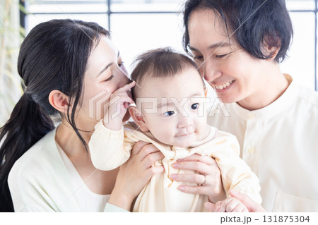 赤ちゃんを抱っこする夫婦 131875304