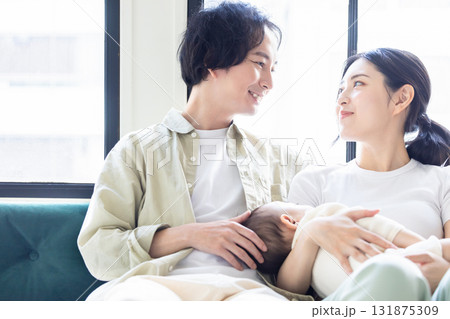 赤ちゃんを抱っこする夫婦 赤ちゃんを抱っこする夫婦 131875309