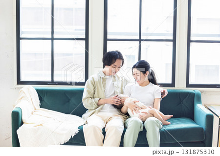 赤ちゃんを抱っこする夫婦 131875310