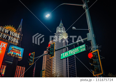 アメリカ　ネバダ州のラスベガスの夜景 131875714
