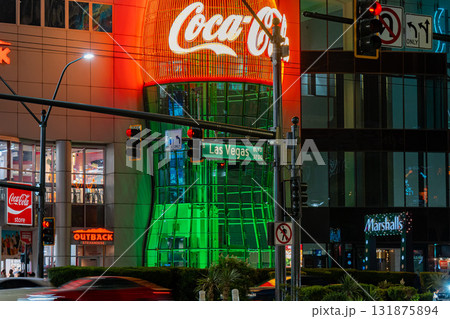 アメリカ　ネバダ州のラスベガスの夜景 131875894