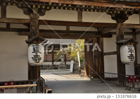 東寺さん　静けさに包まれる北大門 131876616