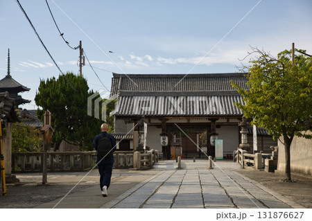 東寺さん　北大門とお勤めに行かれるお坊さん1 131876627