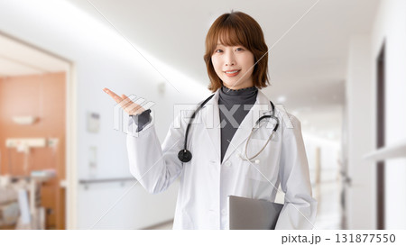案内する笑顔の女性医療スタッフ 案内する笑顔の女性医療スタッフ 131877550