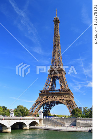 フランス・パリのエッフェル塔とセーヌ川、夏の晴れた日の風景(2025年8月24日撮影) フランス・パリのエッフェル塔とセーヌ川、夏の晴れた日の風景(2025年8月24日撮影) 131878101