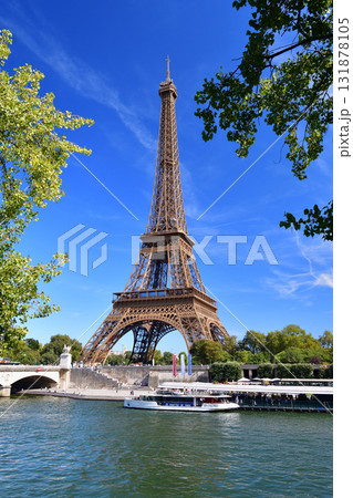 フランス・パリのエッフェル塔とセーヌ川、夏の晴れた日の風景（2025年8月24日撮影） 131878105