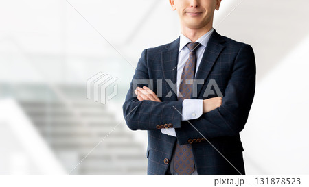 腕組みをする男性ビジネスマン 131878523