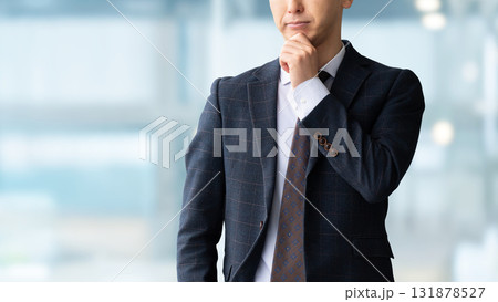 考えごとをする男性ビジネスマン 考えごとをする男性ビジネスマン 131878527