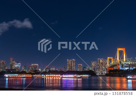 夏のお台場特別ライトアップのレインボーブリッジ 131878558