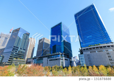 大阪梅田の秋のビル群 (大阪府大阪市北区) 131878880