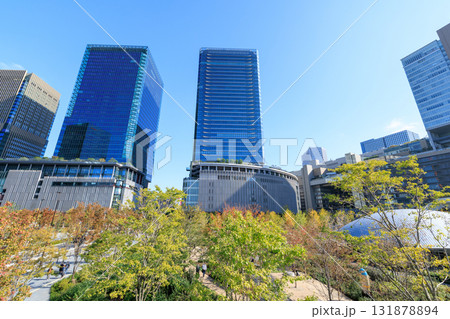 大阪梅田の秋のビル群 (大阪府大阪市北区) 131878894