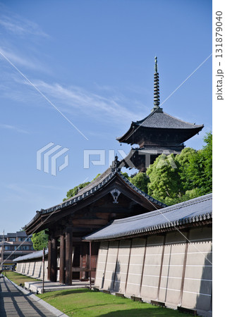 東寺さん 大宮通りからみた凛とした塀と五重塔4 東寺さん 大宮通りからみた凛とした塀と五重塔4 131879040