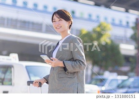 スマホを見る女性 スマホを見る女性 131880151