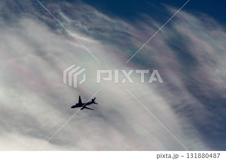 青空と彩雲|飛行機シルエット 青空と彩雲|飛行機シルエット 131880487