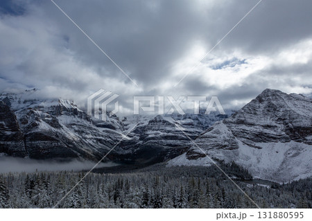カナディアンロッキーの雄大な雪景色 131880595