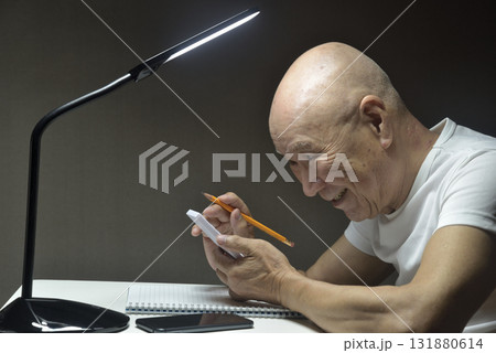 電卓を使用している老人 電卓を使用している老人 131880614