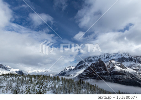青空と雪山のカナディアンロッキー 131880677