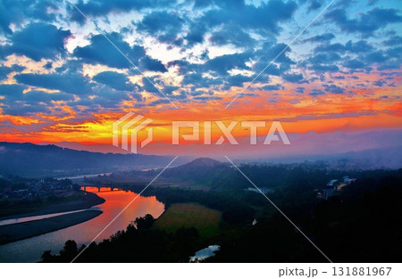 信濃川朝焼けの夜明け 131881967