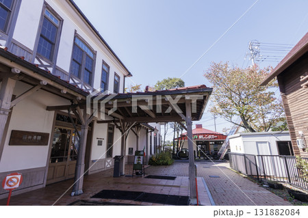 旧軽井沢駅舎の秋 131882084