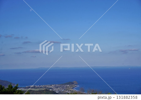 糸島 可也山山頂より芥屋の大門、壱岐の島も見える 糸島 可也山山頂より芥屋の大門、壱岐の島も見える 131882358