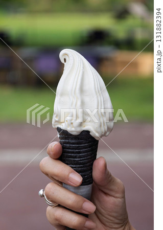 ソフトクリームを食べる ソフトクリームを食べる 131882394