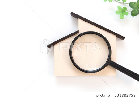 住宅と虫メガネ　コピースペース 131882758