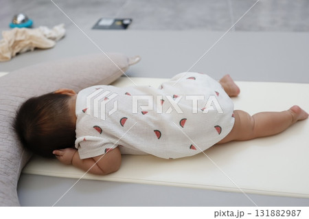 授乳クッションの横でうつ伏せ寝をする日本人の赤ちゃんの全身イメージ 授乳クッションの横でうつ伏せ寝をする日本人の赤ちゃんの全身イメージ 131882987